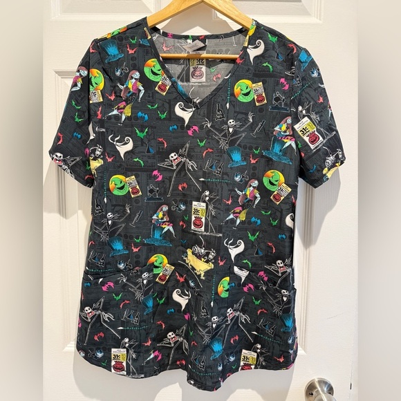 NWT Disney The Night Before Christmas Women’s V-Neck Scrub Top Halloween - Picture 4 of 7